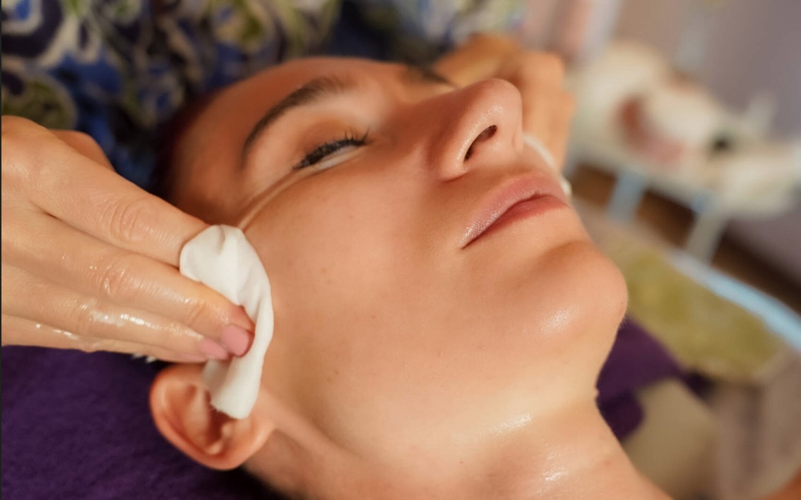 Facial procedures honey facial massage and decollete facial procedures