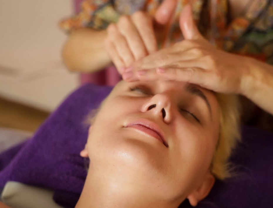 Facial massage with modeling stone