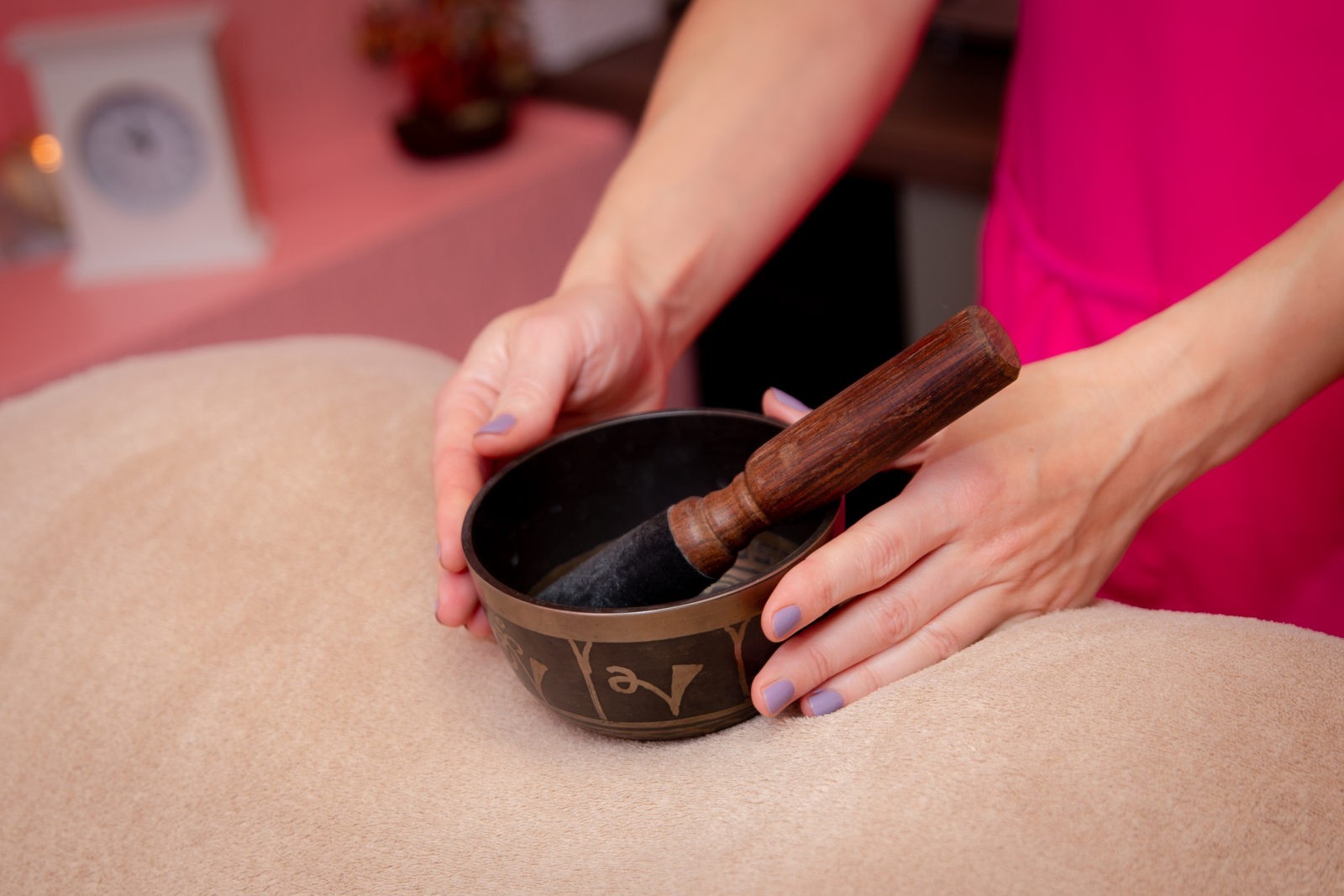Massage with Tibetan bowls